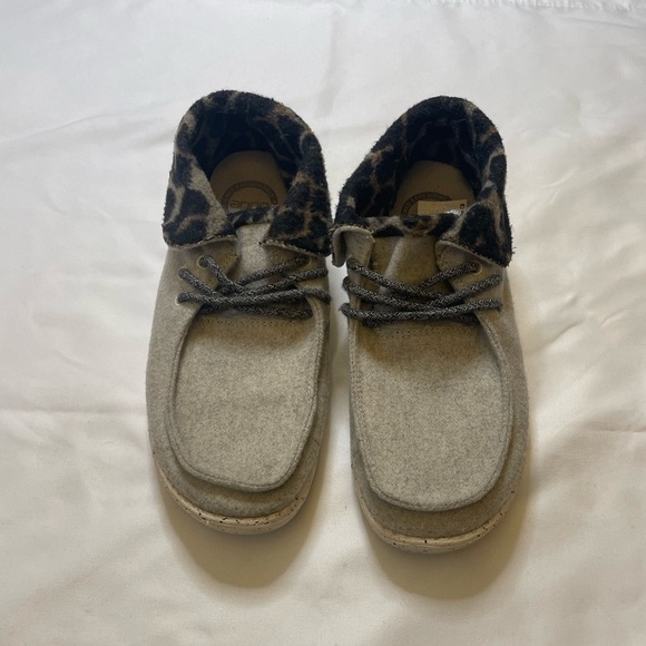 Hey Dude Britt size 7 cheetah print shoes - Picture 2 of 7